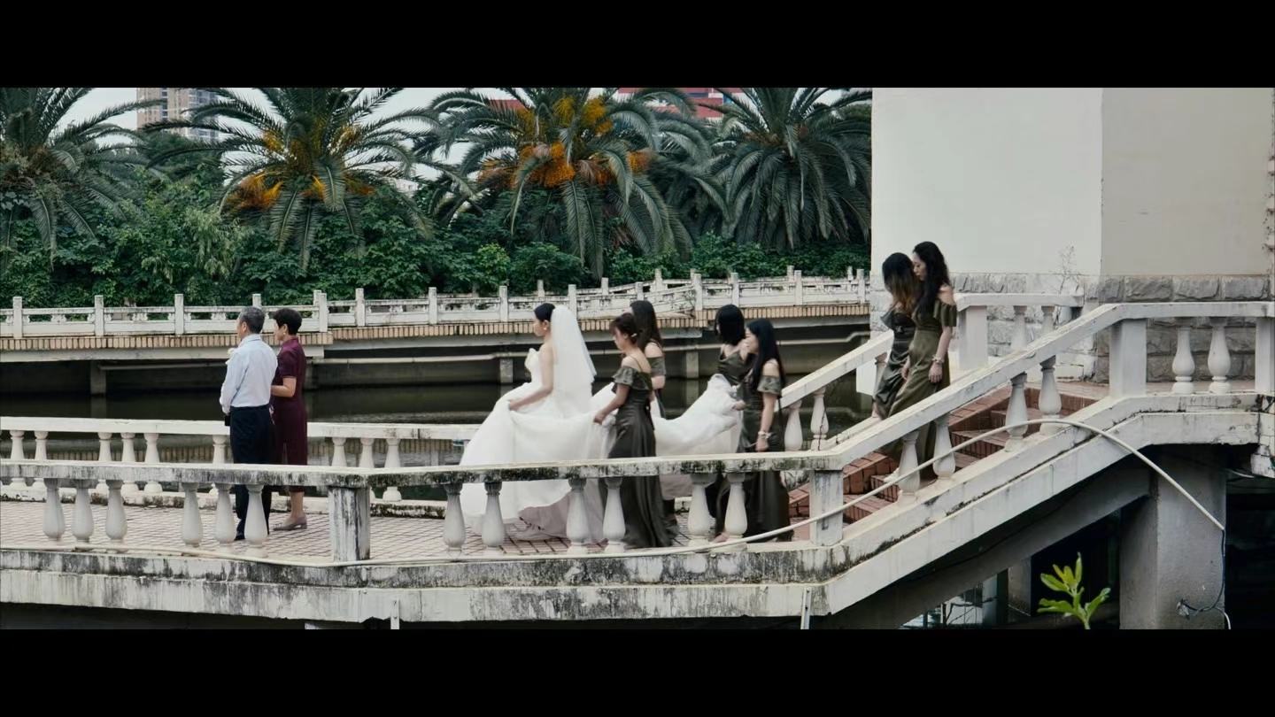 桥上的婚礼队伍